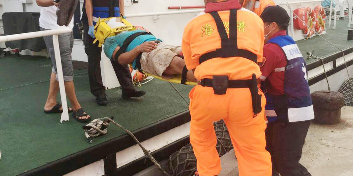 CÔNG NHÂN ĐÁNH CÁ NGƯỜI VIỆT BỊ THƯƠNG NGHIÊM TRỌNG SAU KHI TÉ XUỐNG BỜ ĐÊ