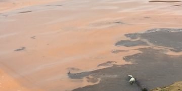 Quảng Bình: Xuất hiện vệt nước đỏ dài hàng km trên biển