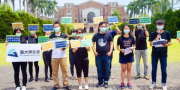 Sinh viên Đại học Quốc gia Đài Loan biểu tình phản đối các bên liên quan đến Tập đoàn Nhựa Formosa